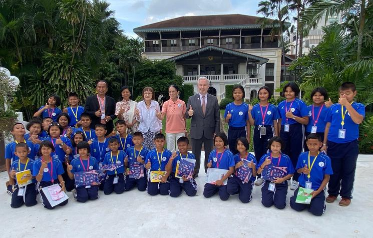 Les élèves de Natacha School en visite à l’ambassade de France à Bangkok