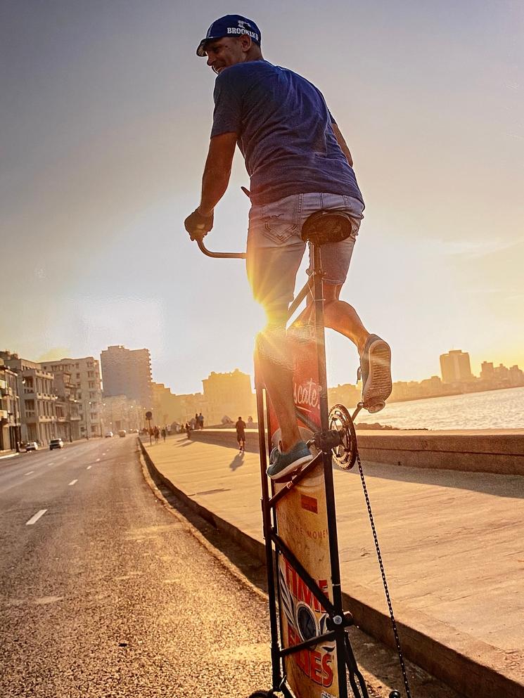 Homme sur un grand vélo