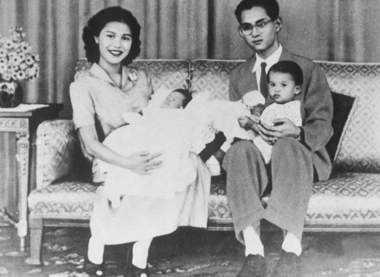 Rama IX de Thaïlande, sa femme et ses enfants alors bébés 