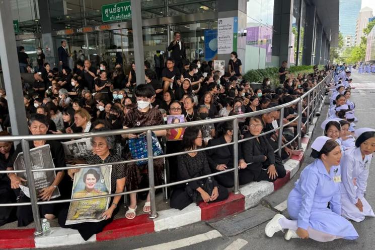 Foule sur le passage du cortège funèbre de la reine-mère de Thaïlande 