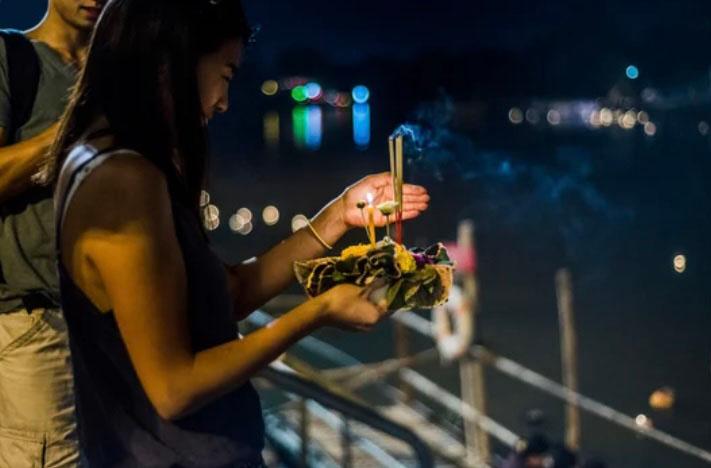 Couple allume krathong
