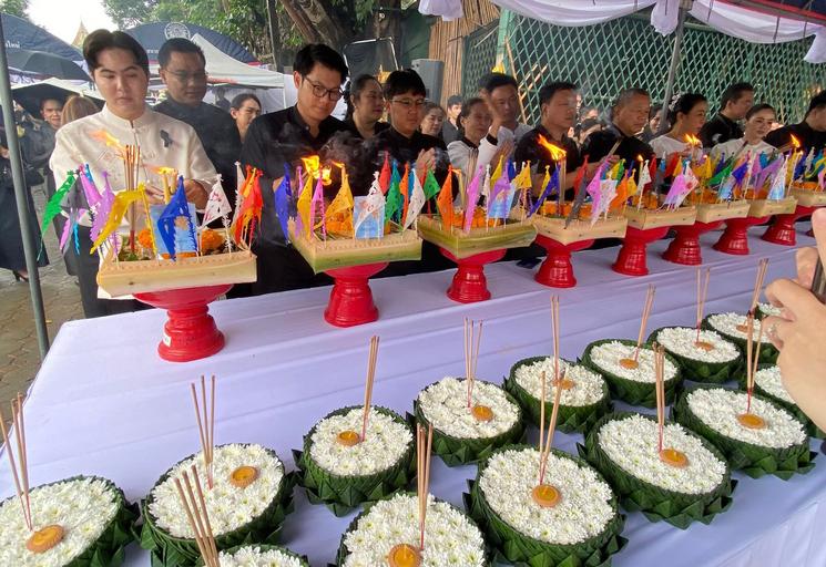 Les officiels allument leurs Krathongs à Chiang Mai