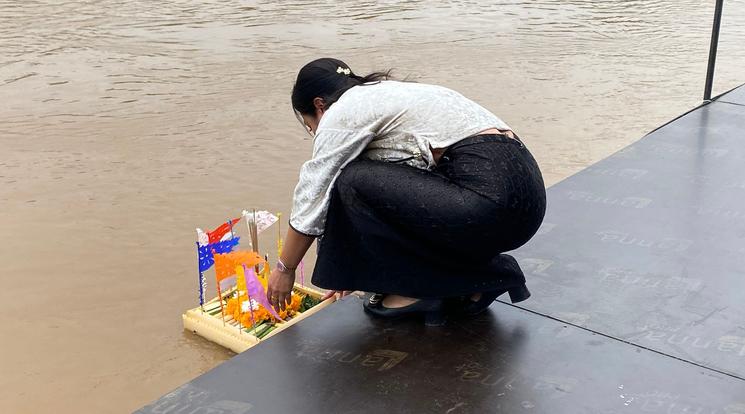 Officiel lance Krathong à Chiang Mai