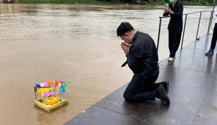 Officiel lance Krathong à Chiang Mai