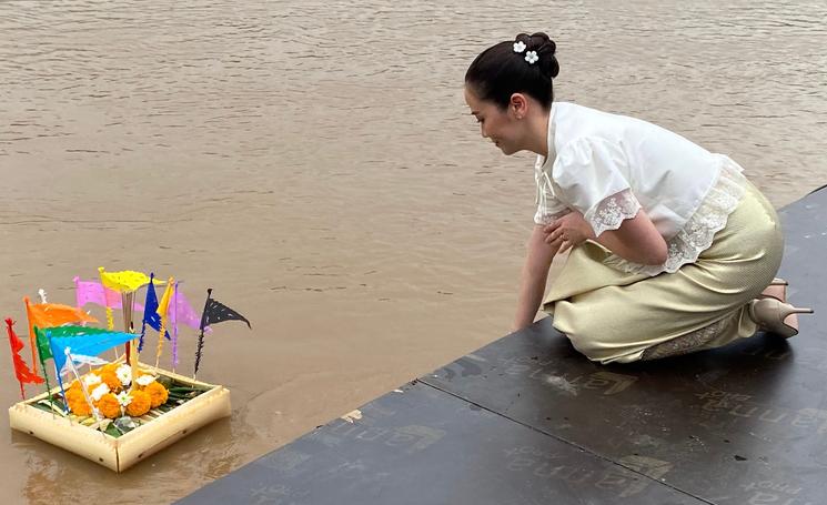 Officiel lance Krathong à Chiang Mai
