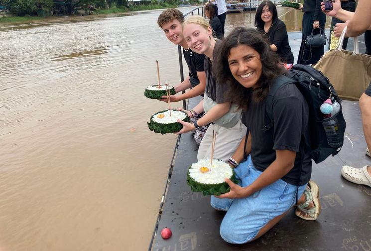Touristes lancent Krathongs à Chiang Mai