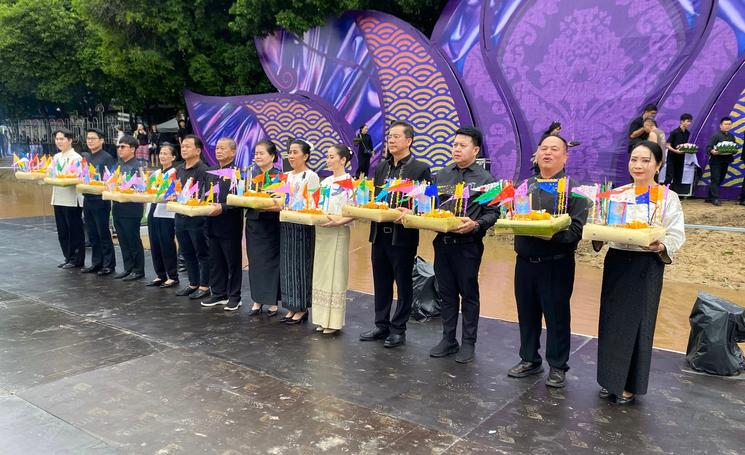 Les officiels avec leurs Krathongs à Chiang Mai