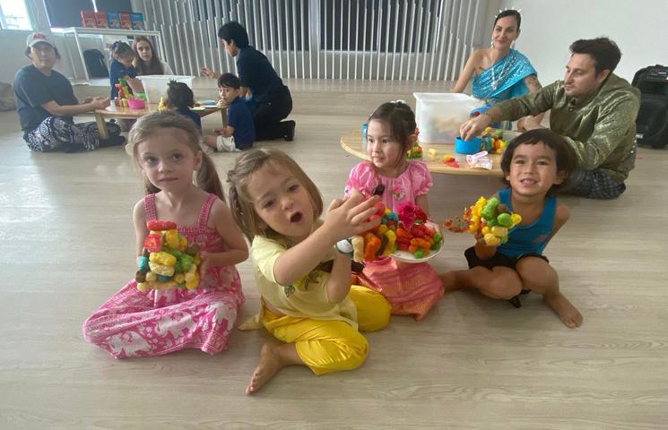 Enfants avec Krathongs Windfield Chiang Mai