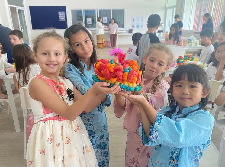 4 filles avec Krathong Windfield Chiang Mai