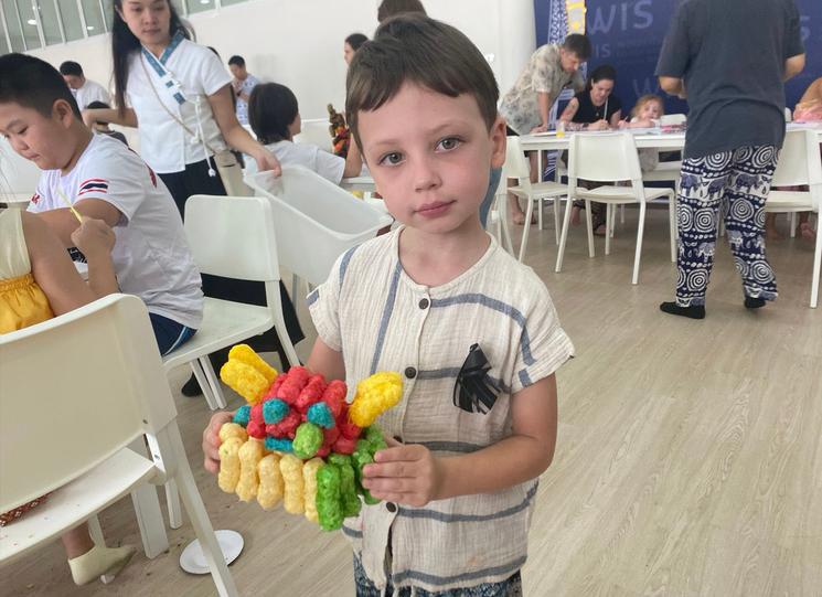 Enfant avec Krathong éléphant Windfield Chiang Mai
