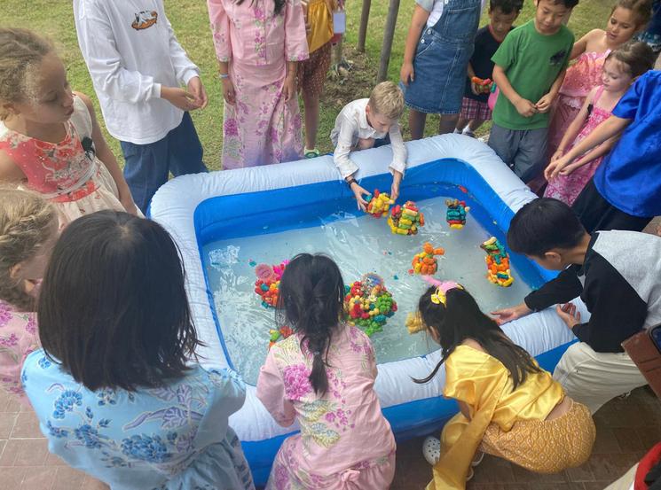 Krathongs à l’eau Windfield Chiang Mai