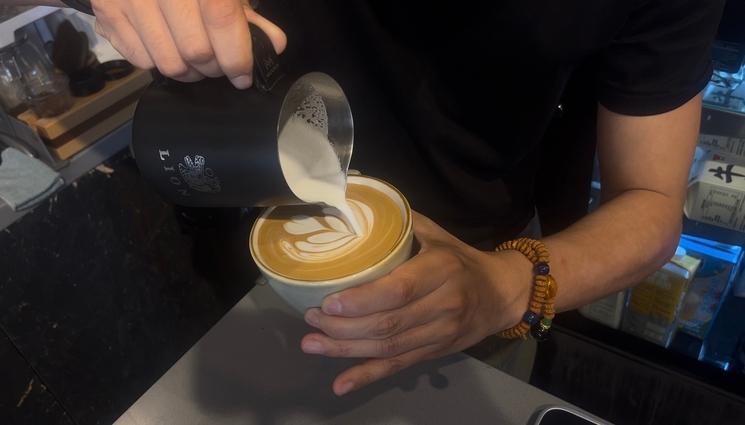 Dachuan préparant un art latte