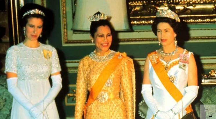 La reine Sirikit de Thaïlande en robe dorée Balmain