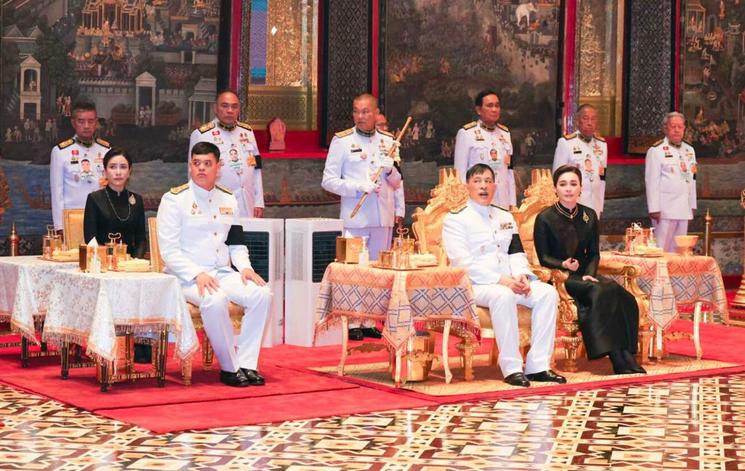 Le roi de Thaïlande, sa femme et sa concubine