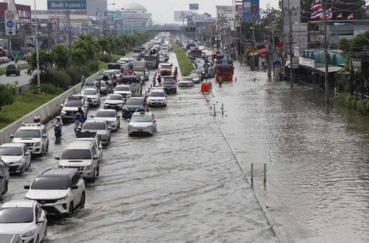 Route inondée et voitures Thaïlande 