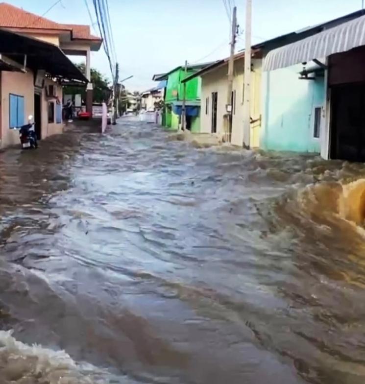 Torrent d’eau dans un village Thaïlande 