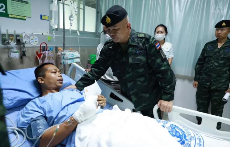 Un commandant de l’armée thaïlandaise rend visite à un soldat blessé 