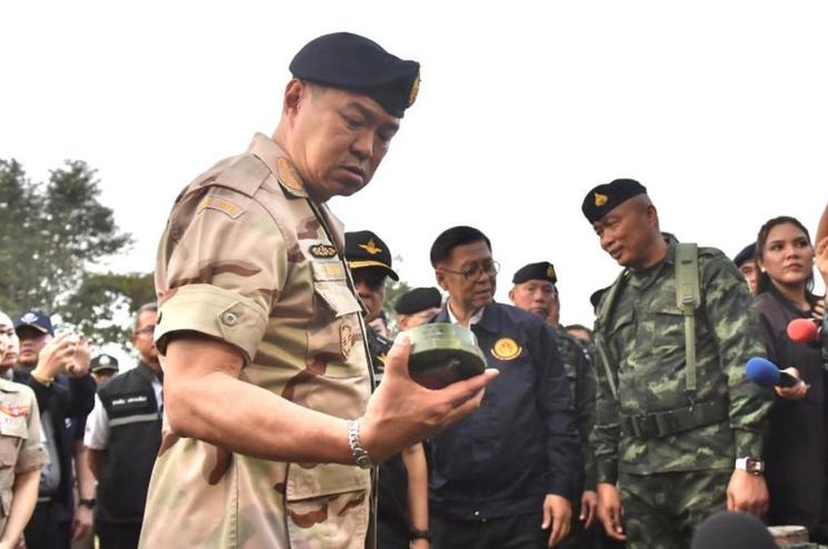 Le Premier ministre thaïlandais, Anutin Charnvirakul, une mine à la main 