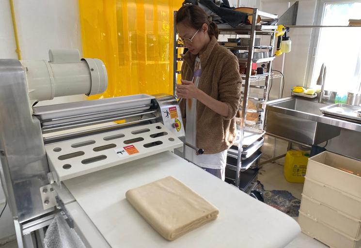 Lew lamine la pâte…