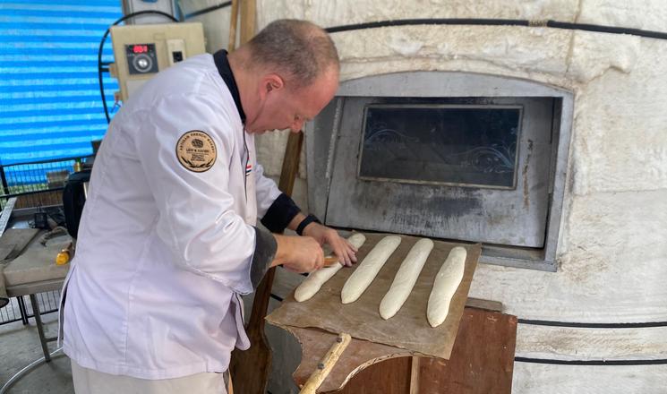 … tandis que Xavier enfourne ses baguettes