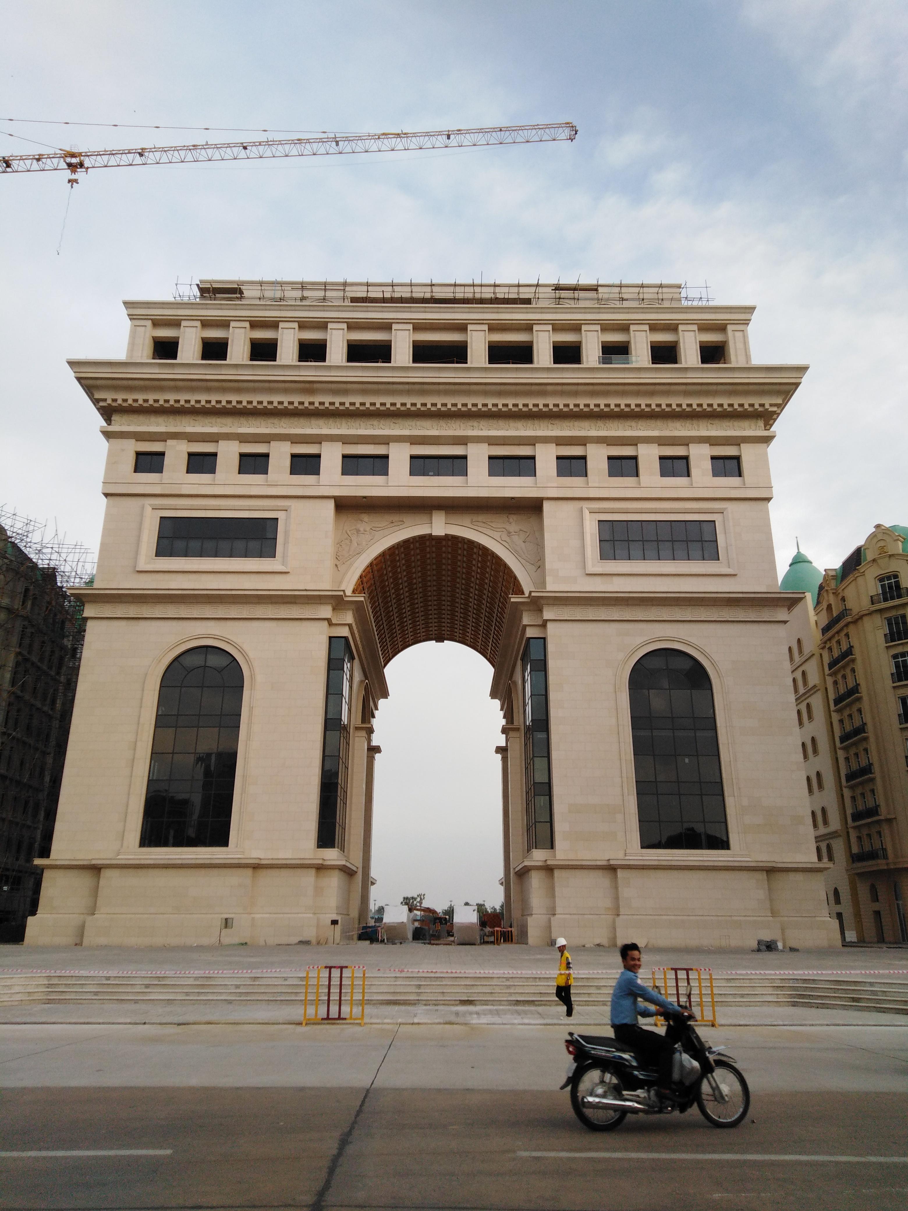 La réplique de l'Arc de Triomphe sur Koh Pich Street. 