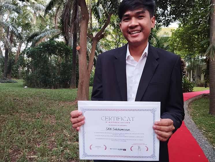 jeune diplômé cambodgien