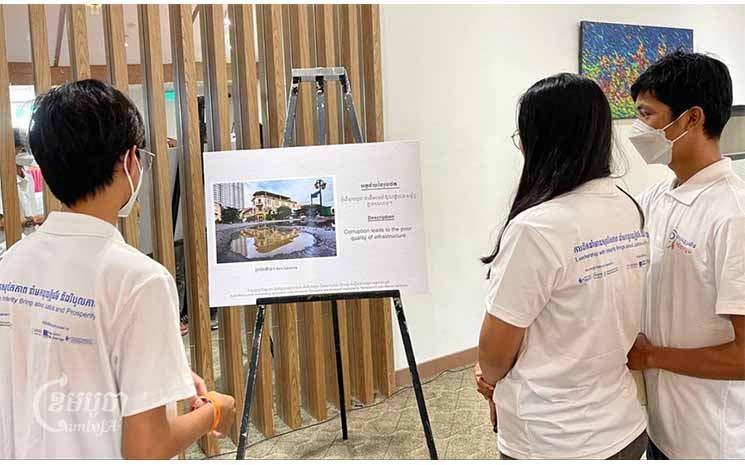 De jeunes Cambodgiens présentent leurs œuvres d'art sur le thème de la corruption lors d'une exposition organisée par TIC dans le cadre de la Journée internationale de lutte contre la corruption. Photo prise le 8 décembre 2023. (CamboJA/ Chhorn Chansy)