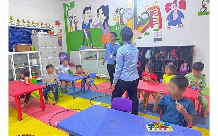 Des enseignants surveillent la participation des élèves aux activités de la classe dans le cadre de leur éducation spéciale, le 25 janvier 2024 (Photos Facebook / École d'éducation spéciale à Krong Takhmao)