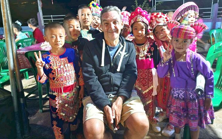 Éric Vidal entouré d’enfants 