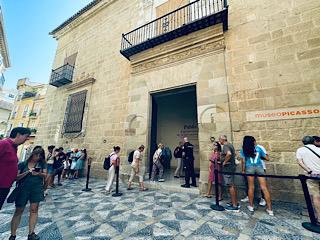 Visitantes en la entrada principal de calle San Agustín © Museo Picasso Málaga
