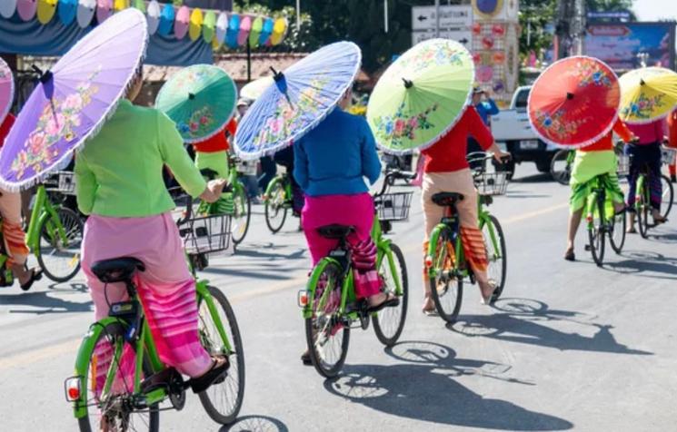 Cyclistes avec ombrelles