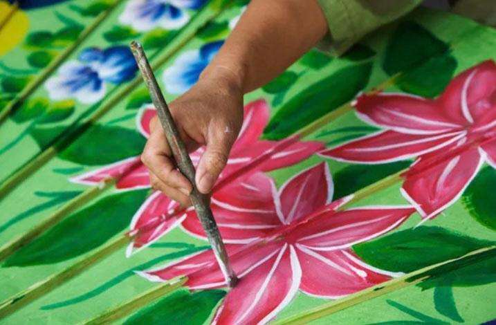 Main peint une ombrelle