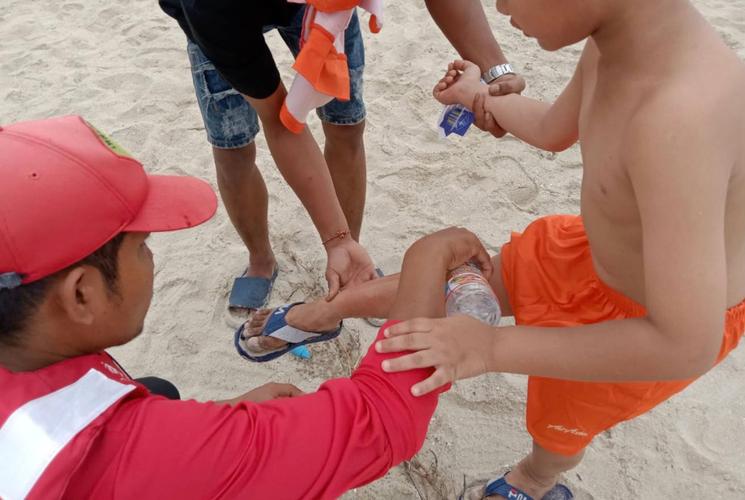 Premier secours piqûre méduse 