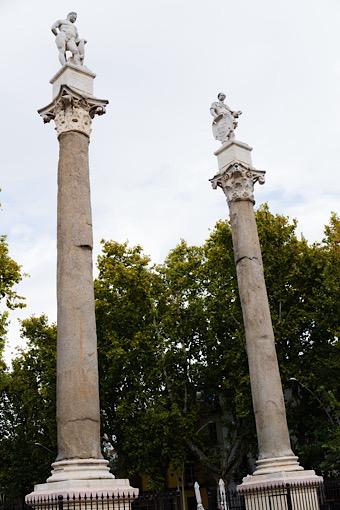 Les colonnes d’Hercule ont de nos jours droit à de nombreux monuments en Espagne, celui ci étant présent à Séville dans le quartier Casco Antiguo ©Arthur Venot