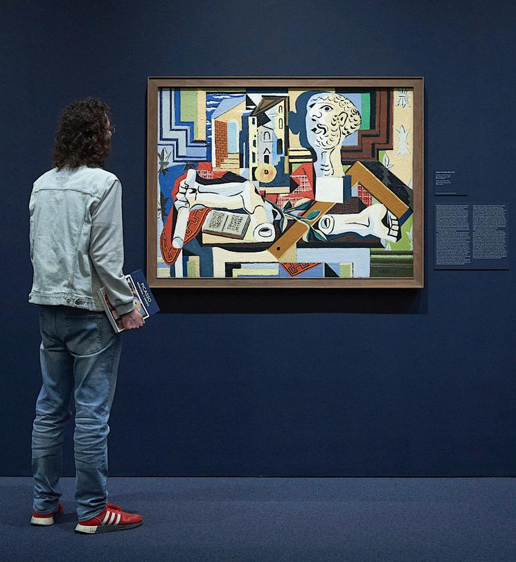 Un visitante ante Estudio con cabeza de yeso en la exposición "Picasso Memoria y Deseo" en el Museo Picasso Málaga © Museo Picasso Málaga. Foto: Jesús Domínguez