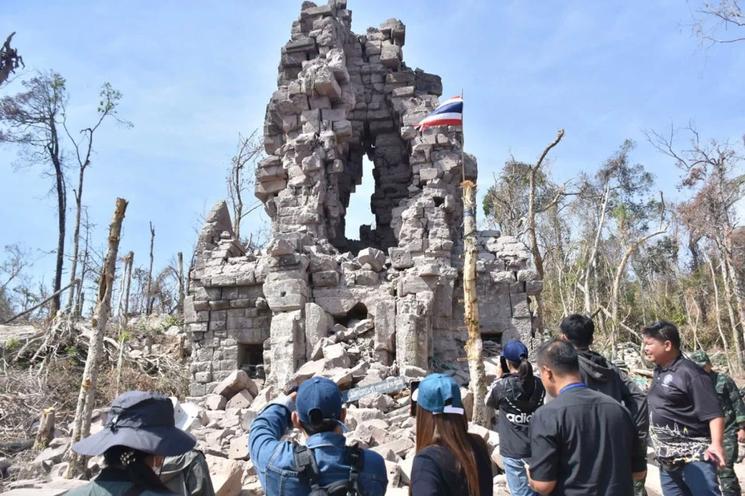 Inspection des vestiges abîmés par le conflit Thaïlande Cambodge 