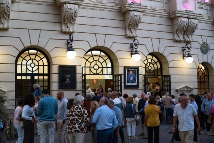 Public se rendant au théâtre en soirée, ©Arthur Venot
