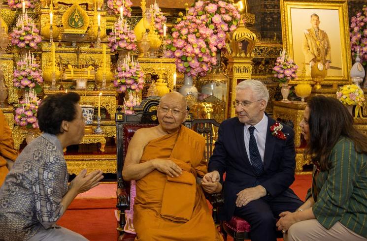 L’ambassadeur de France tient la main de l’abbé du Wat Pho, entourés de l’initiatrice de la cérémonie et de l’ambassadrice d’Égypte