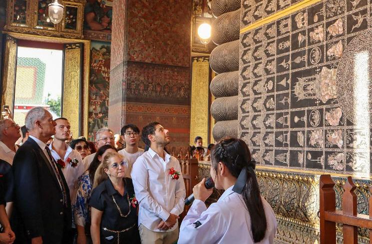 Élèves assurent visite guidée au Wat Pho