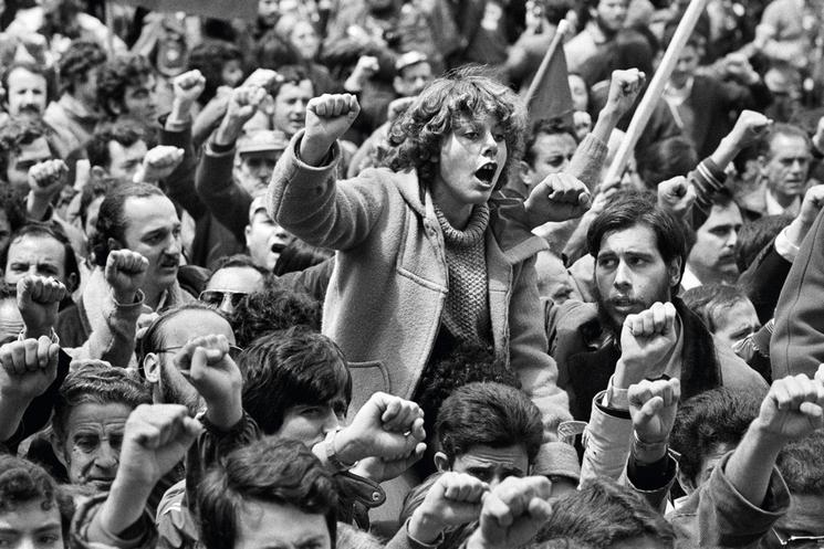 Marisa Flórez, militante le poing levé lors de la manifestation du 1er mai. L'Espagne célébrait librement la fête du Travail. Madrid, 1978.