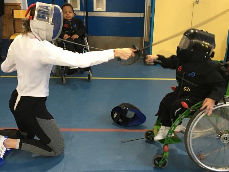 Manon Brunet, épéiste en intervention dans une école avec des élèves handicapés