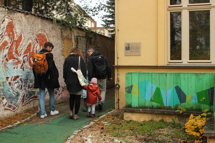 Familles de dos arrivant à la spielhaus