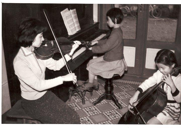 Cecilia Tsan fait des débuts au violoncelle, accompagnée par sa mère et sa sœur 