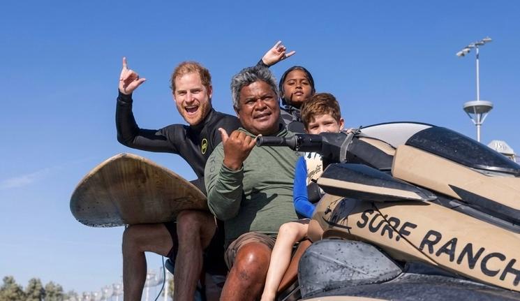 Raimana Van Bastolaer avec Prince Harry Duke of Sussex, Rurruki Van Basolaer et Prince Archie of Sussex © Surf Ranch