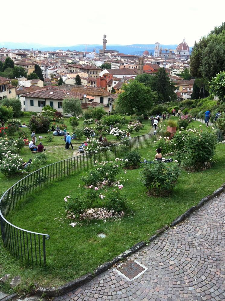 Lucrezia et les sculptures de Folon dans le Jardin des Roses 