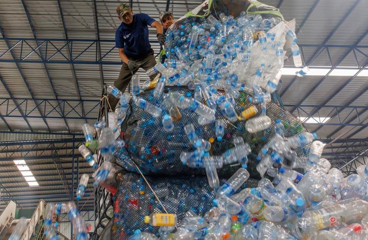 Bouteilles plastique en entrepôt 