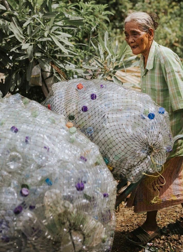 Vieille femme thaïe récolte bouteilles