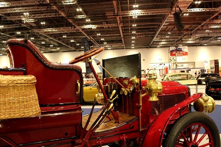 Voiture rouge datant des années 1920