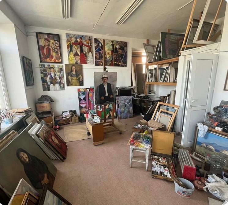 Installée à Málaga, Myriam Barchiche, artiste plasticienne et graveur installée à Málaga, développe une œuvre sensible et ouverte, entre abstraction et matière. Une démarche artistique qui invite chacun à projeter ses émotions et à entrer dans un dialogue intime avec l’art. Portrait d'une femme en mouvement, ancrée sans être enfermée.