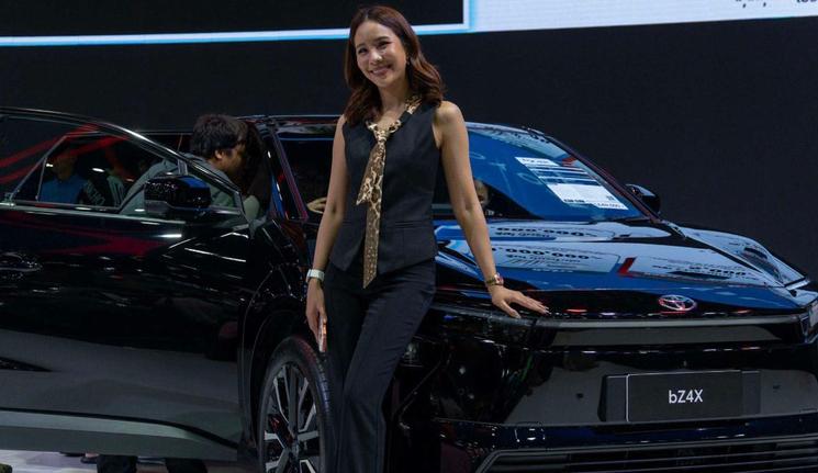 Jeune femme stand salon auto Bangkok 